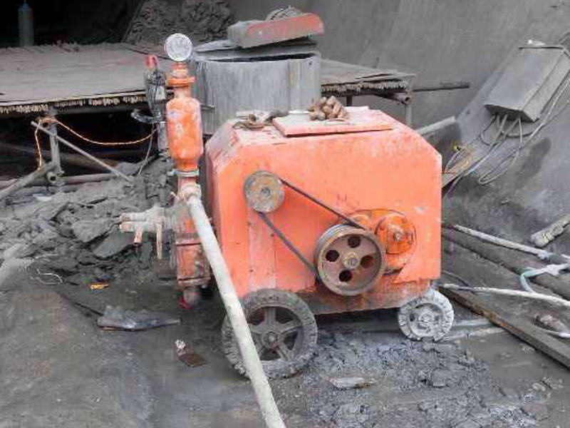 太原西山隧道锚杆支护注浆施工操作SUB80A注浆泵施工